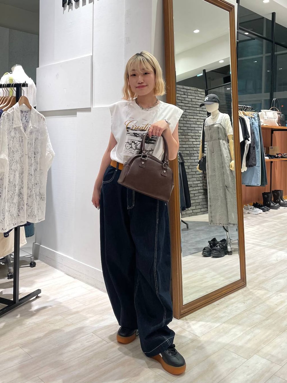 「スニーカー、カジュアル、個性派、差し色コーデ、オーバーサイズ、PAGEBOY、PBLIM、古着MIX、レイヤードスタイル、ブラウン、カジュアルコーデ、Tシャツ、ノースリーブ、メンズライク」｜「PAGEBOYのLMﾊﾟﾚﾙﾓELEVATA（スニーカー、ブラック系）」を使った、nya2kichanさん（レディース・158cm）の夏コーディネートの5枚目の写真