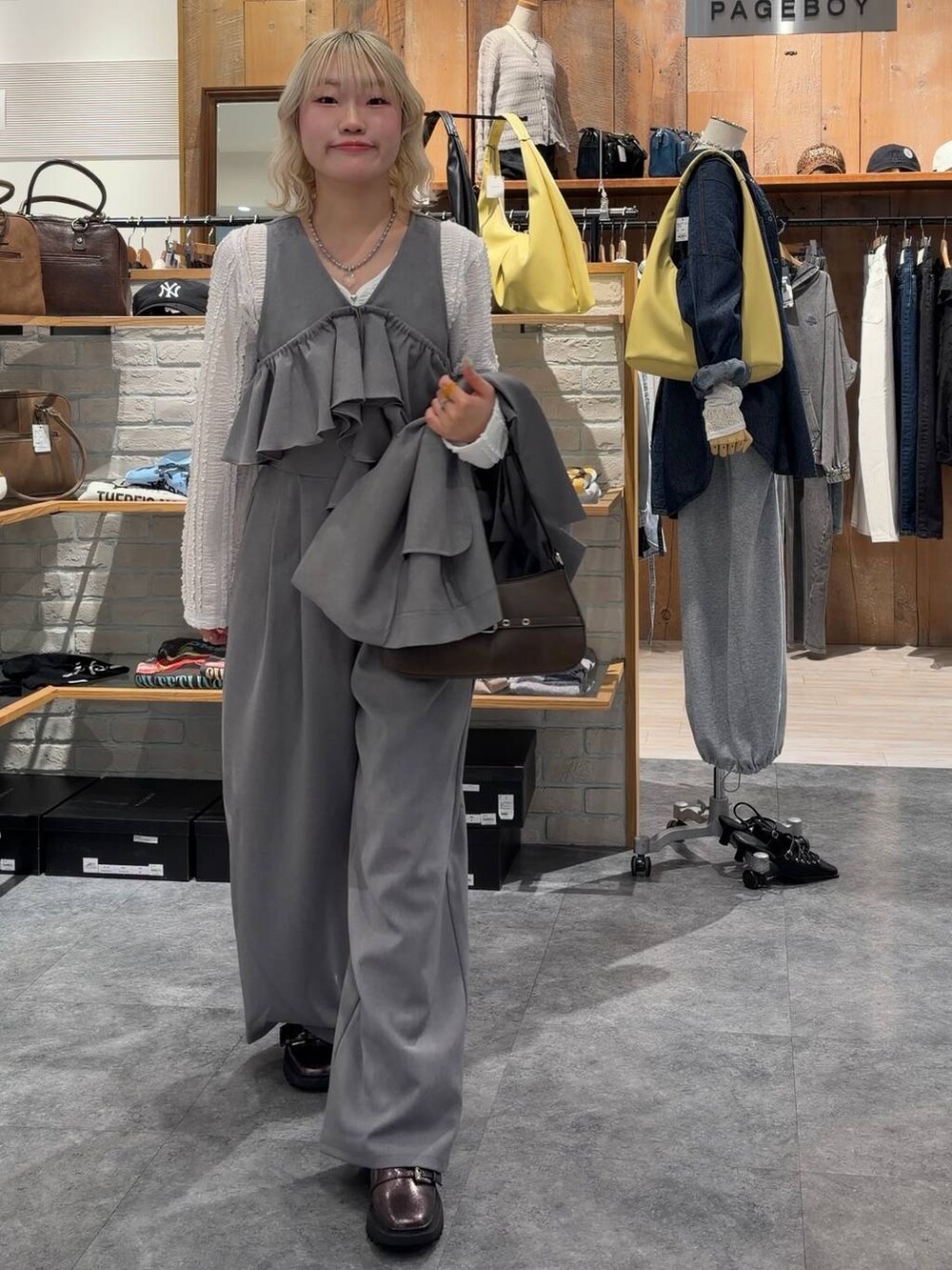 その他のブーツ、ブラウン系のハンドバッグ、グレー系のテーラードジャケットを着用したレディースの春コーディネートの5枚目の写真