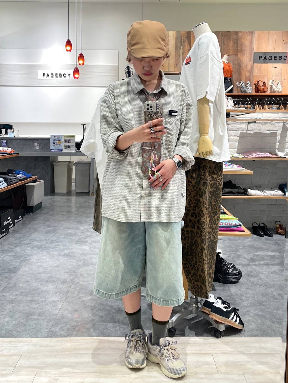 「カジュアル、個性派、差し色コーデ、オーバーサイズ、PAGEBOY、PBLIM、古着MIX、レイヤードスタイル、メンズライク、ハーフパンツ、シャツ、シャツスタイル、ネクタイ」｜「PBLIMの《UNISEX》Wラインチェックシャツ（シャツ/ブラウス、ホワイト系）」を使った、nya2kichanさん（レディース・158cm）の夏コーディネートの2枚目の写真