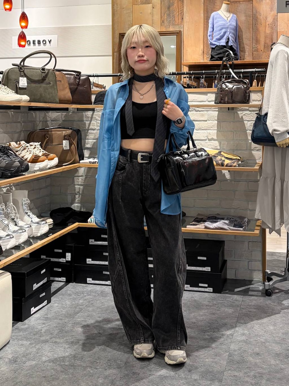 ブラック系のキャミソール、グレー系のネクタイ、ブラック系のショルダーバッグを着用したレディースの春コーディネートの2枚目の写真