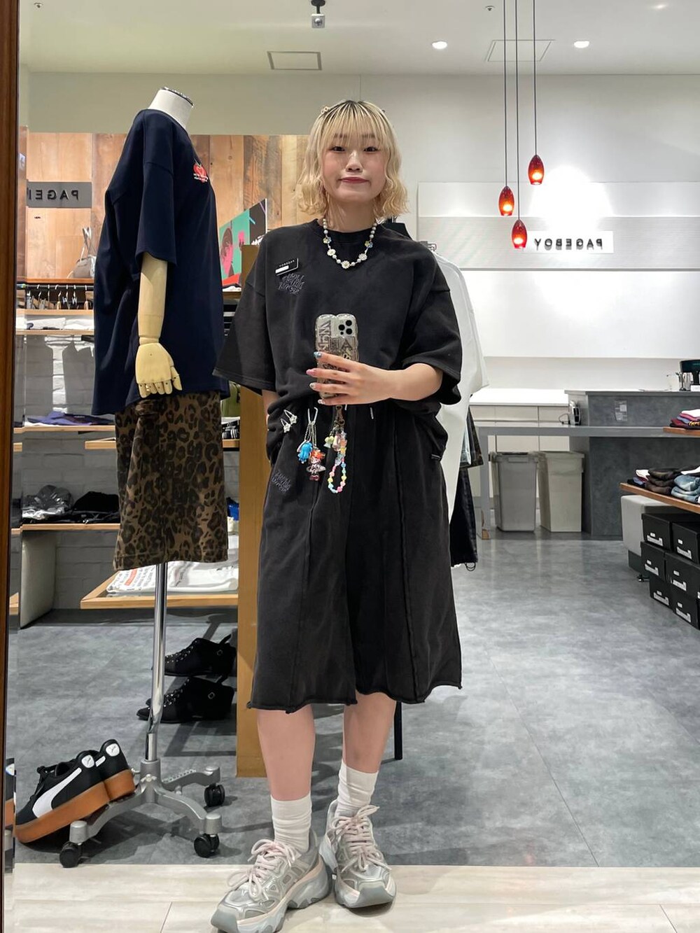 「カジュアル、個性派、差し色コーデ、オーバーサイズ、PAGEBOY、PBLIM、古着MIX、レイヤードスタイル、ハーフパンツ、セットアップ、メンズライク、カジュアルコーデ、スウェットパンツ、スウェット、Tシャツ」｜「PBLIMの《UNISEX/セットアップ対応》アップリケロゴプルオーバー（Tシャツ/カットソー、ブラック系）」を使った、nya2kichanさん（レディース・158cm）の夏コーディネートの3枚目の写真