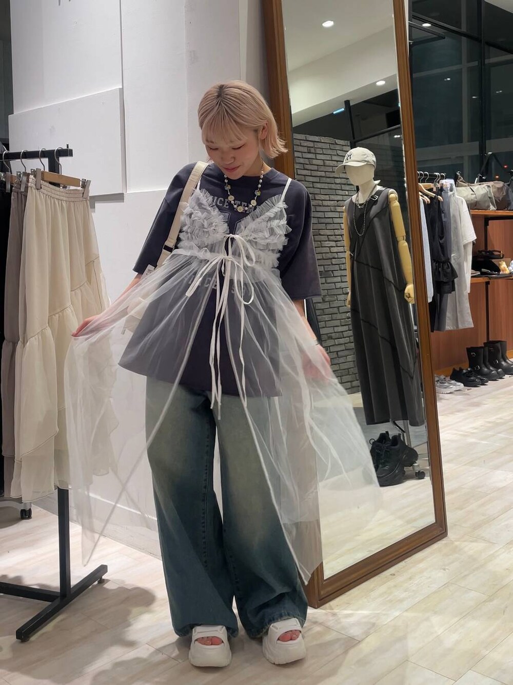 「個性派、カジュアル、差し色コーデ、オーバーサイズ、PAGEBOY、PBLIM、古着MIX、レイヤードスタイル、ワンピース、Tシャツ」｜「PAGEBOYのクラシックデニムパンツ（デニムパンツ、ブルー系）」を使った、nya2kichanさん（レディース・158cm）の夏コーディネートの2枚目の写真