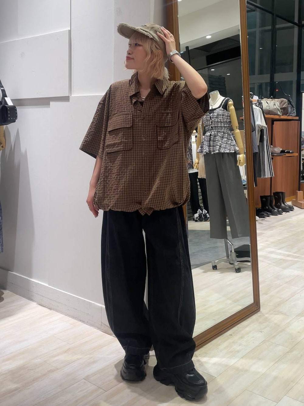 「カジュアル、個性派、差し色コーデ、オーバーサイズ、PAGEBOY、PBLIM、古着MIX、レイヤードスタイル、メンズライク、カジュアルコーデ、韓国系、韓国ファッション」｜「PAGEBOYのプラットチャンキースニーカー（スニーカー、ブラック系）」を使った、nya2kichanさん（レディース・158cm）の夏コーディネートの3枚目の写真
