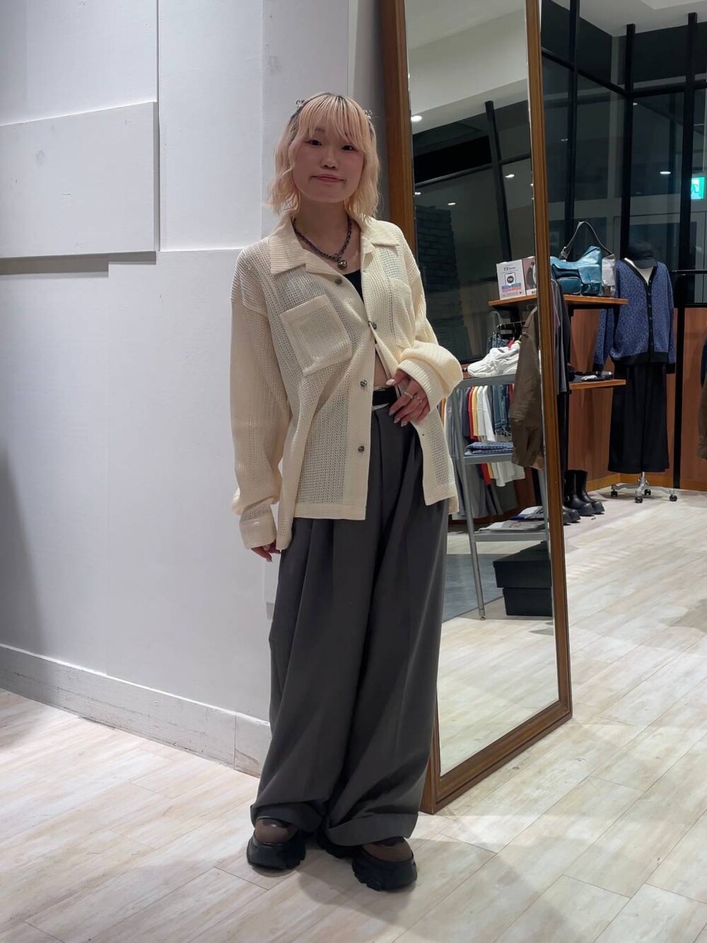 ブラック系のキャミソール、グレー系のスラックス、ホワイト系のシャツ/ブラウスを着用したレディースの秋コーディネートの2枚目の写真