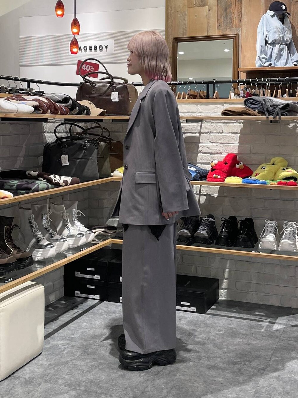 ブラック系のスニーカー、シルバー系のTシャツ/カットソー、グレー系のデニムパンツを着用したレディースの冬コーディネートの5枚目の写真