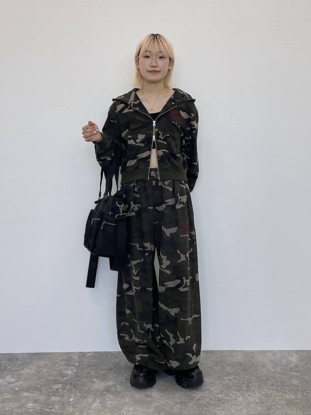 ブラック系のスニーカー、ブラック系のキャミソール、その他のスウェットパンツを着用したレディースの秋コーディネートの4枚目の写真