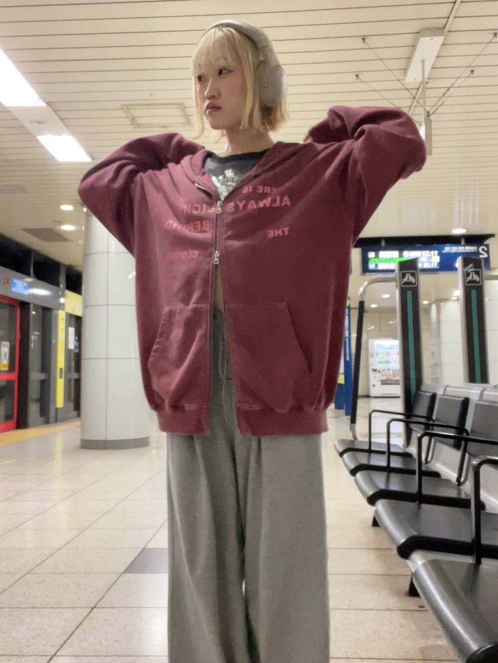 「カジュアル、個性派、差し色コーデ、オーバーサイズ、PAGEBOY、PBLIM、古着MIX、レイヤードスタイル、スウェット、スウェットパンツ、パーカー、休日コーデ」｜「PAGEBOYのタックスウェットパンツ（スウェットパンツ、グレー系）」を使った、nya2kichanさん（レディース・158cm）の夏コーディネートの3枚目の写真