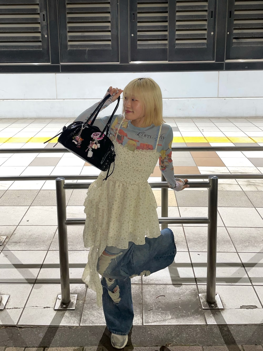 「レイヤードスタイル、シアートップス、韓国ファッション、カラーコーデ、カジュアルガーリー、PAGEBOY、jouetie、ダメージデニムパンツ」｜「PAGEBOYのレースアップボストンBAG（ショルダーバッグ、ブラック系）」を使った、nya2kichanさん（骨格ナチュラル・レディース・158cm）の夏コーディネートの2枚目の写真