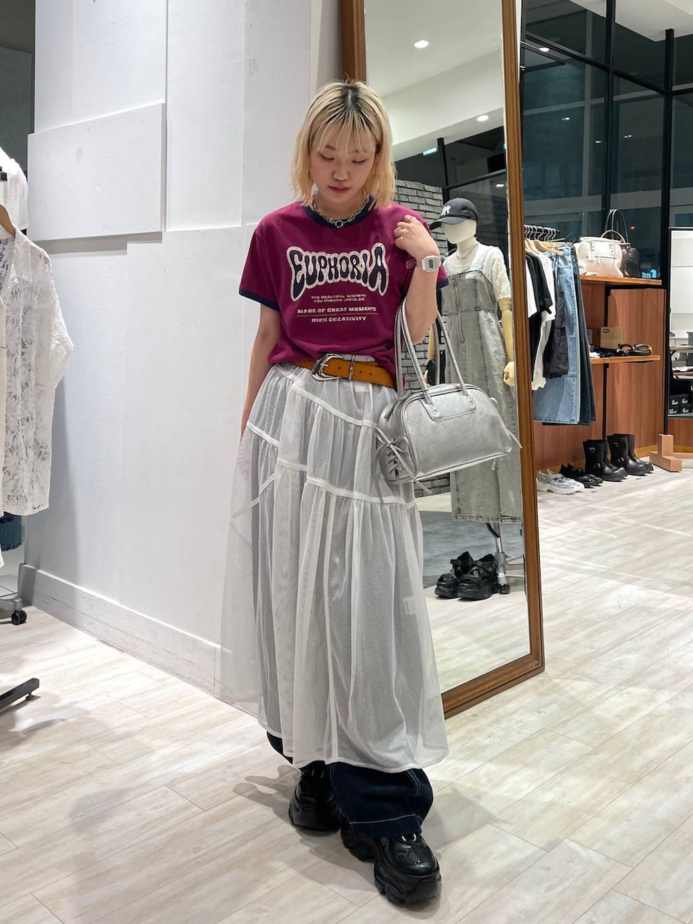 「カジュアル、個性派、差し色コーデ、オーバーサイズ、PAGEBOY、PBLIM、古着MIX、レイヤードスタイル、Tシャツ、カジュアルコーデ、ロングスカート、デニムパンツ」｜「PAGEBOYのプラットチャンキースニーカー（スニーカー、ブラック系）」を使った、nya2kichanさん（レディース・158cm）の夏コーディネートの3枚目の写真