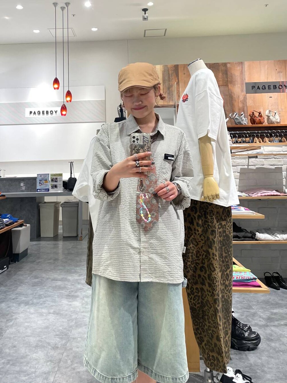 「カジュアル、個性派、差し色コーデ、オーバーサイズ、PAGEBOY、PBLIM、古着MIX、レイヤードスタイル、メンズライク、ハーフパンツ、シャツ、シャツスタイル、ネクタイ」｜「PBLIMの《UNISEX》Wラインチェックシャツ（シャツ/ブラウス、ホワイト系）」を使った、nya2kichanさん（レディース・158cm）の夏コーディネートの5枚目の写真