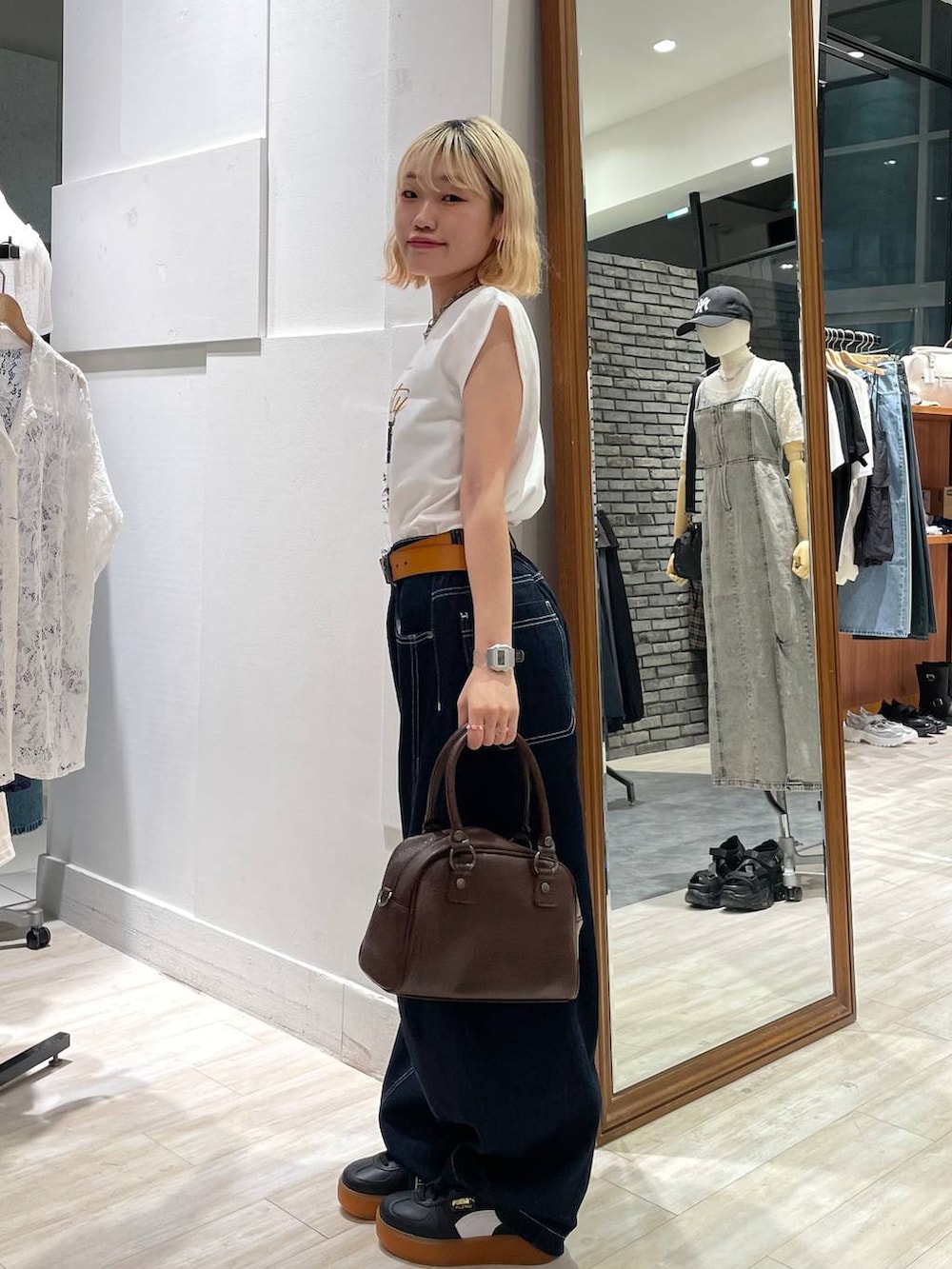 「スニーカー、カジュアル、個性派、差し色コーデ、オーバーサイズ、PAGEBOY、PBLIM、古着MIX、レイヤードスタイル、ブラウン、カジュアルコーデ、Tシャツ、ノースリーブ、メンズライク」｜「PAGEBOYのLMﾊﾟﾚﾙﾓELEVATA（スニーカー、ブラック系）」を使った、nya2kichanさん（レディース・158cm）の夏コーディネートの3枚目の写真
