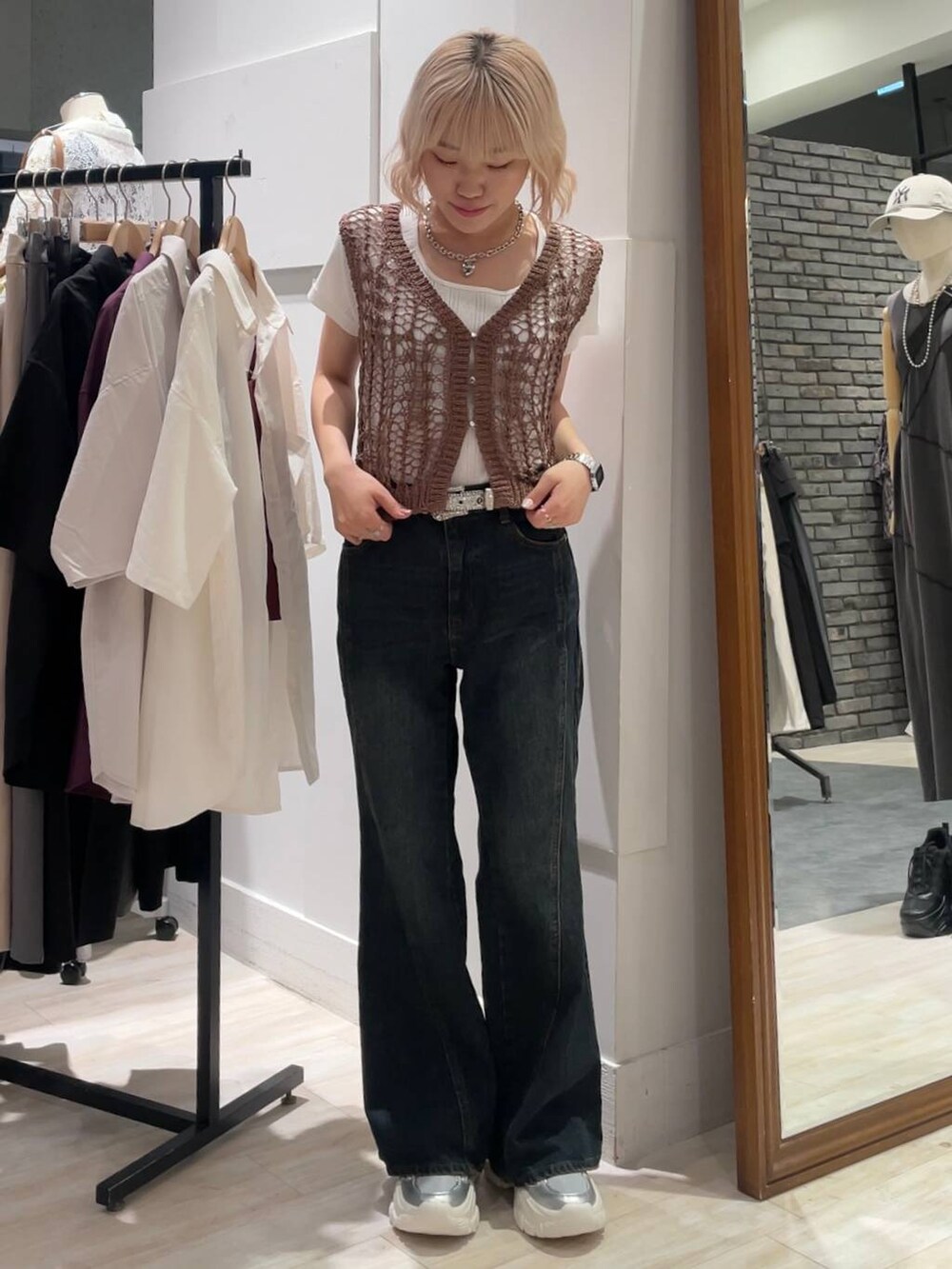 「カジュアル、個性派、差し色コーデ、オーバーサイズ、PAGEBOY、PBLIM、古着MIX、レイヤードスタイル、スニーカー、ベスト、ノースリーブ、カジュアルコーデ、韓国系、韓国ファッション、フレアパンツ」｜「PAGEBOYのダットコンビソールスニーカー（スニーカー、シルバー系）」を使った、nya2kichanさん（レディース・158cm）の夏コーディネートの4枚目の写真