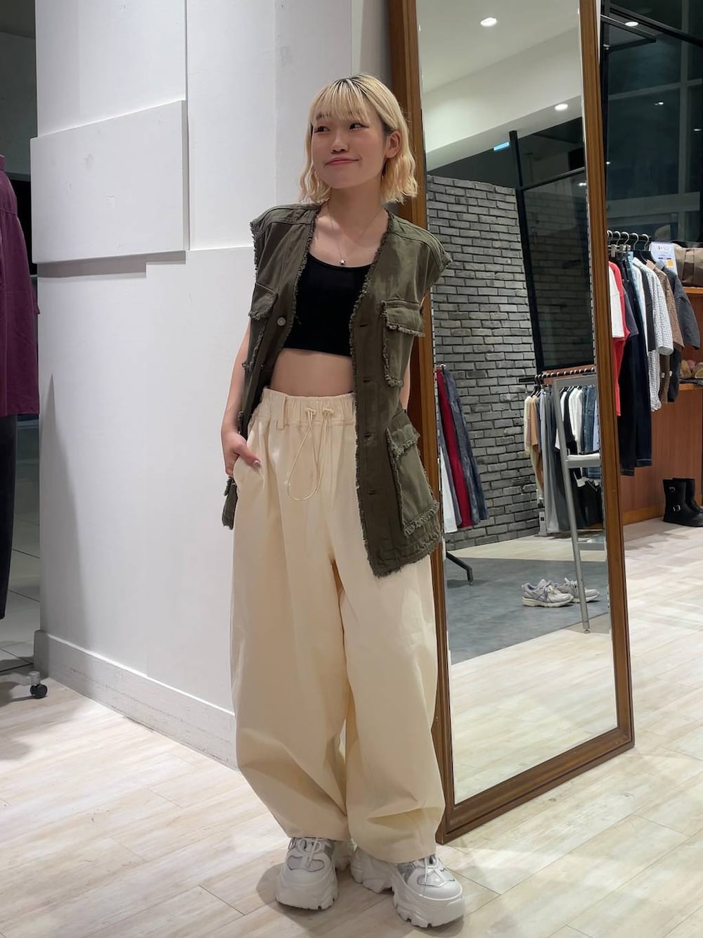 「カジュアル、個性派、差し色コーデ、オーバーサイズ、PAGEBOY、PBLIM、古着MIX、レイヤードスタイル、メンズライク、韓国系、韓国ファッション、ベスト」｜「PAGEBOYのプラットチャンキースニーカー（スニーカー、ホワイト系）」を使った、nya2kichanさん（レディース・158cm）の夏コーディネートの3枚目の写真