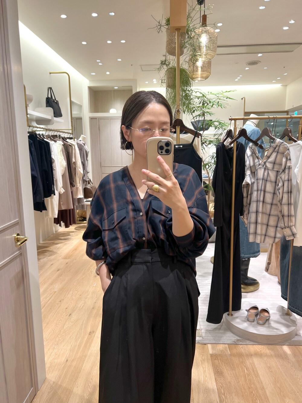 ブルー系のシャツ/ブラウス、ブラック系のその他パンツ、ブラウン系のバッグを着用したレディースの秋コーディネートの2枚目の写真