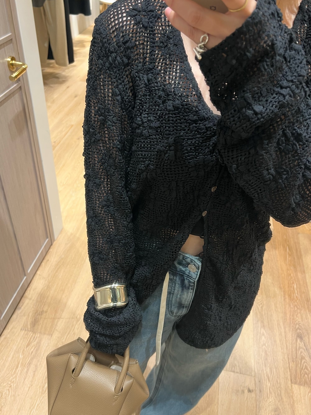「LOUNGEDRESSのカットレースVブラウス（カーディガン/ボレロ、ブラック系）」を使った、kuuusanさん（骨格ストレート・レディース・157cm）の夏コーディネートの3枚目の写真