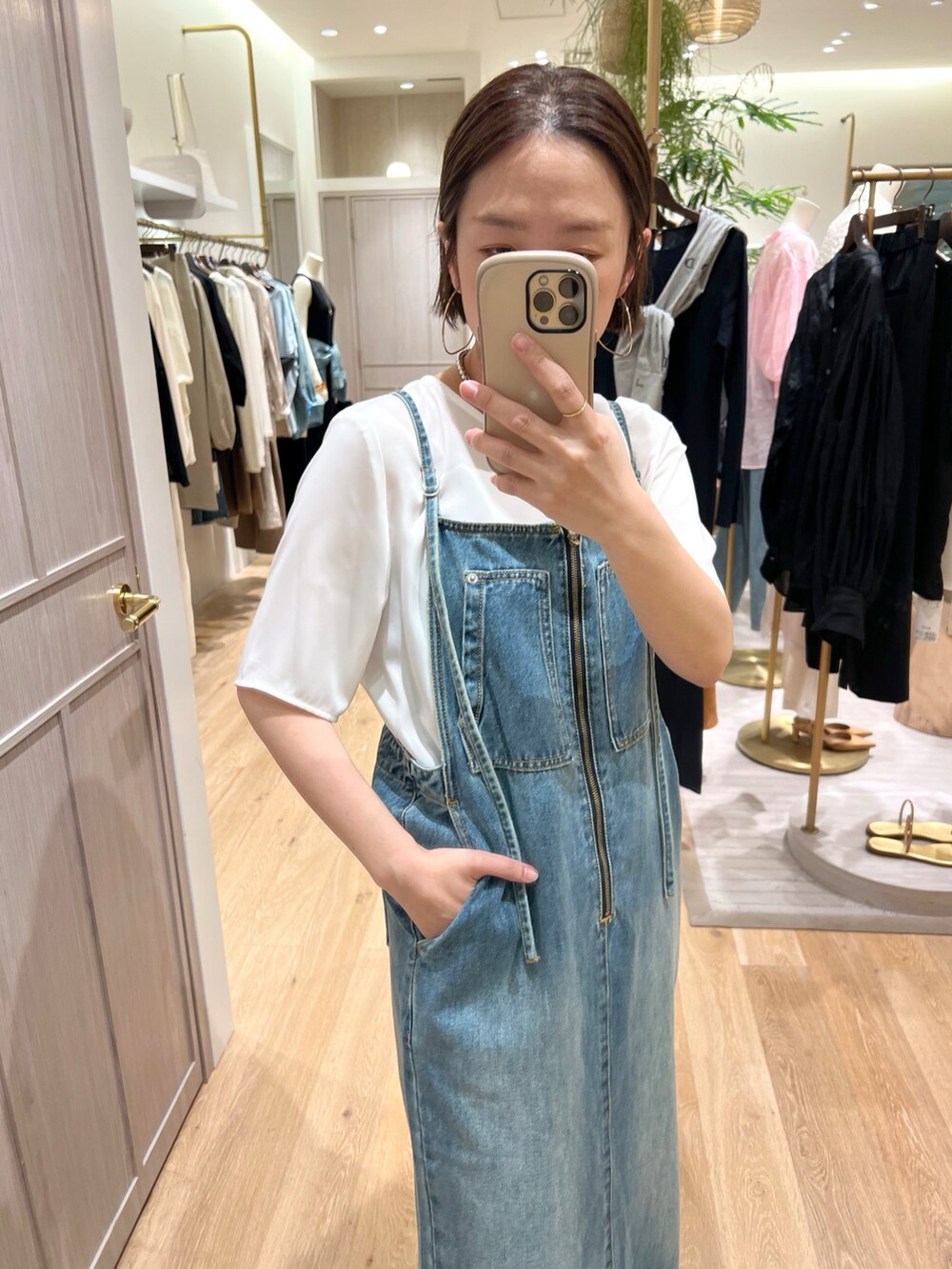 「LOUNGEDRESSのサテンTブラウス（シャツ/ブラウス、ホワイト系）」を使った、kuuusanさん（骨格ストレート・レディース・157cm）の春コーディネートの2枚目の写真