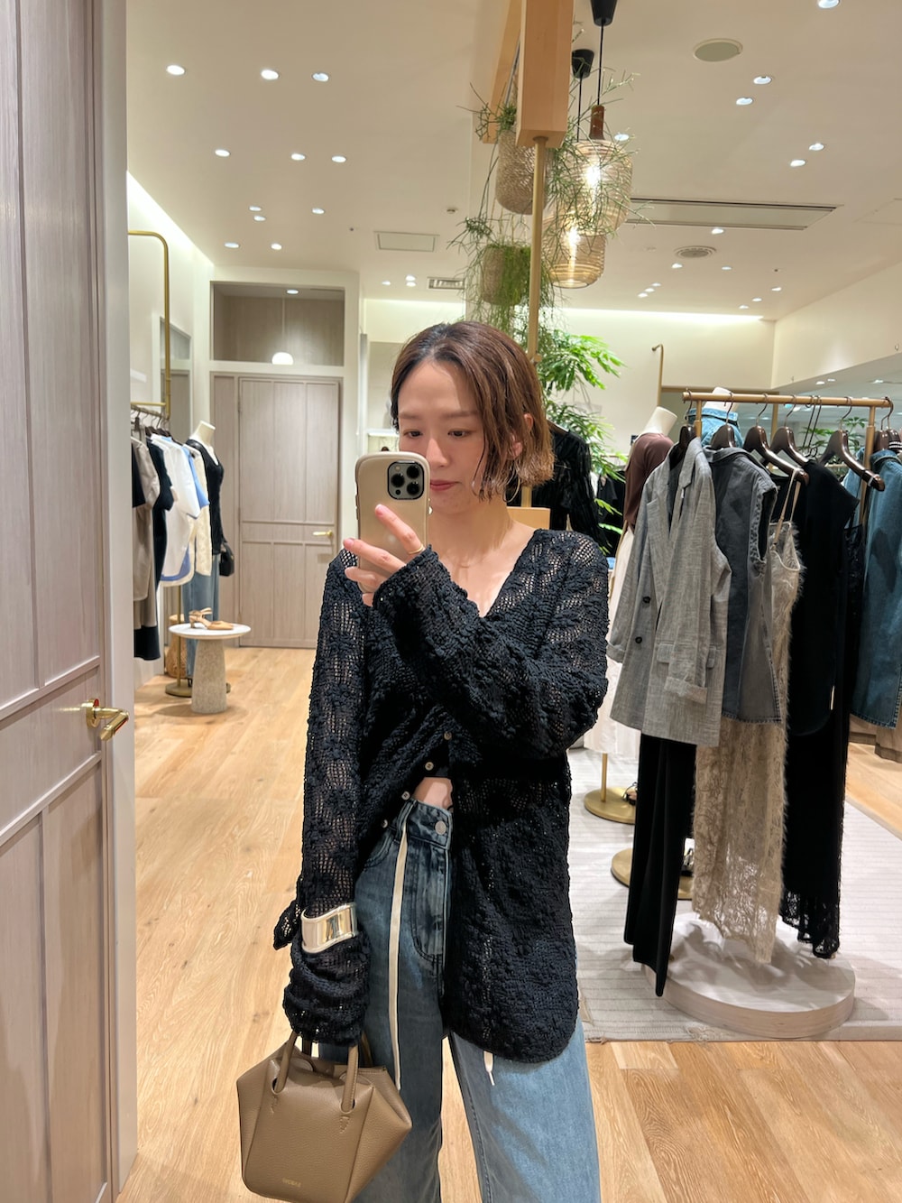 「LOUNGEDRESSのカットレースVブラウス（カーディガン/ボレロ、ブラック系）」を使った、kuuusanさん（骨格ストレート・レディース・157cm）の夏コーディネートの2枚目の写真