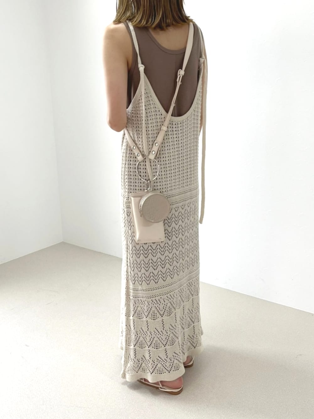 ホワイト系のワンピース、ブラウン系のワンピースを着用したレディースの夏コーディネートの2枚目の写真