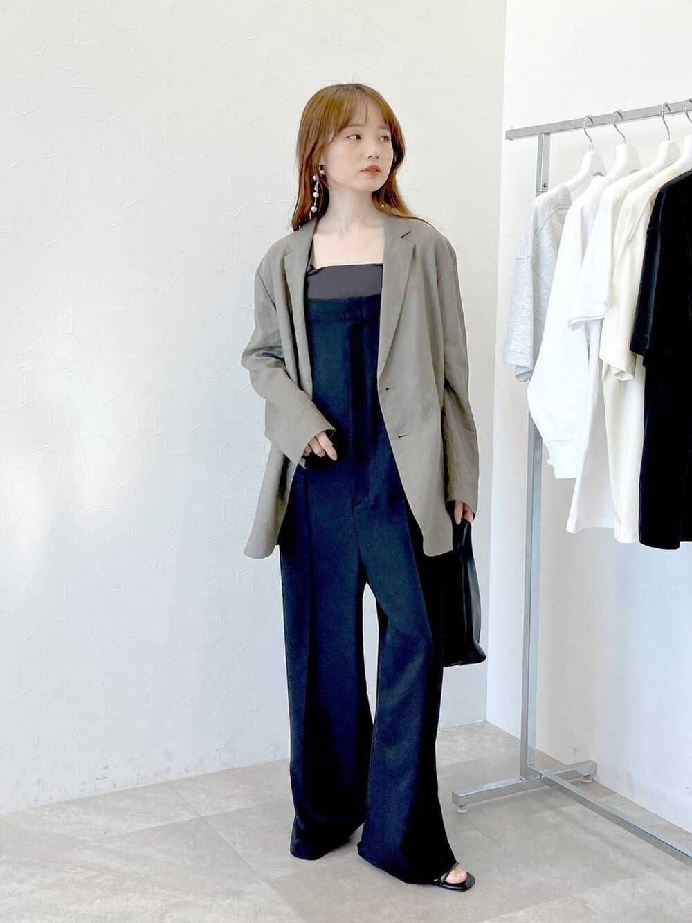 「きれいめ、トラッド、高見え、休日コーデ、骨格ウェーブ、モード、旅行、着痩せ・細見え、シンプルコーデ、STERNBERG、大人カジュアル、ジャケット、ジャケットスタイル、ニット、タンクトップ」｜「STERNBERGのオーバーリネンテーラードジャケット（テーラードジャケット、ブラウン系）」を使った、ぱっち(STERNBERG)さん（レディース・158cm）の春コーディネートの4枚目の写真
