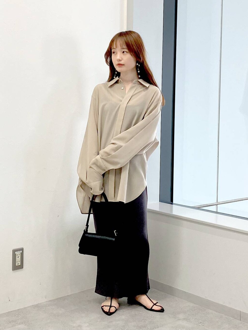 ベージュ系のシャツ/ブラウス、グレー系のスカートを着用したレディースの春コーディネートの4枚目の写真