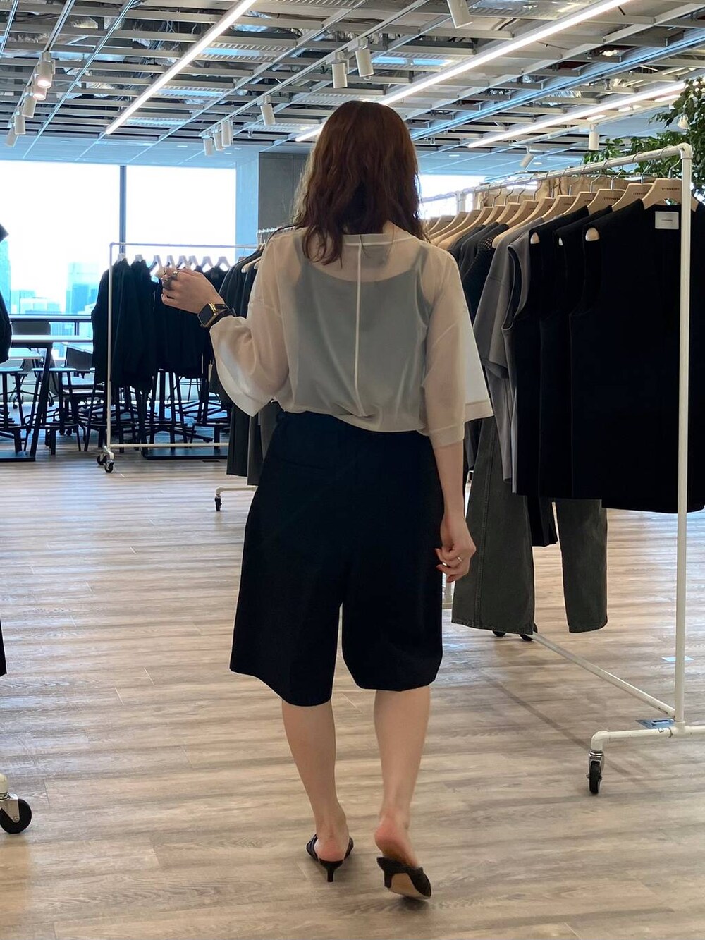 ブラック系のその他パンツを着用したレディースの夏コーディネートの4枚目の写真