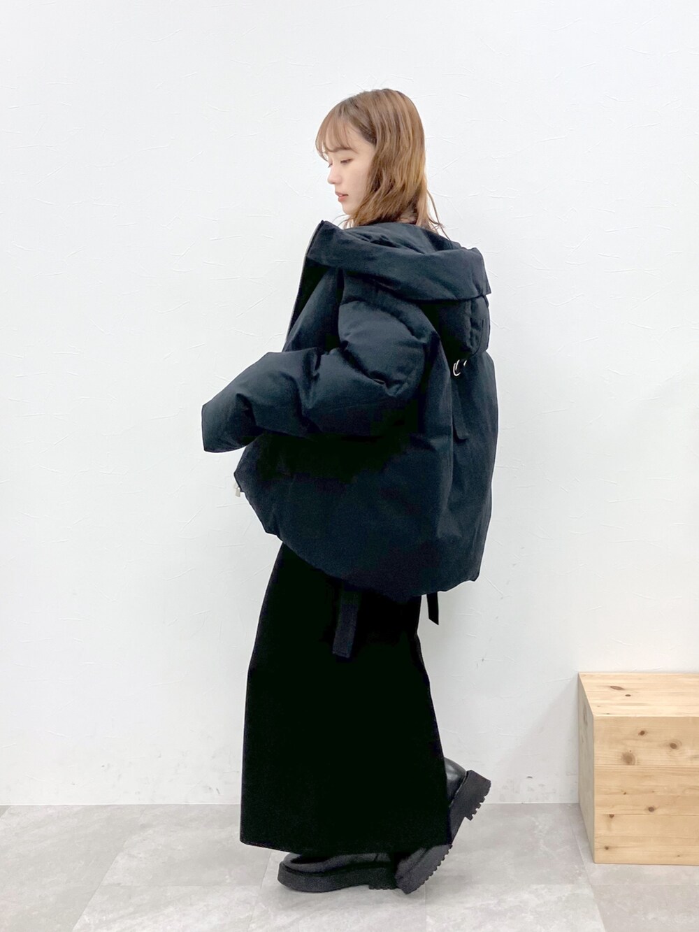 ブラック系のダウンジャケット/コート、ブラック系のニット/セーター、ブラック系のスカートを着用したレディースの秋コーディネートの2枚目の写真