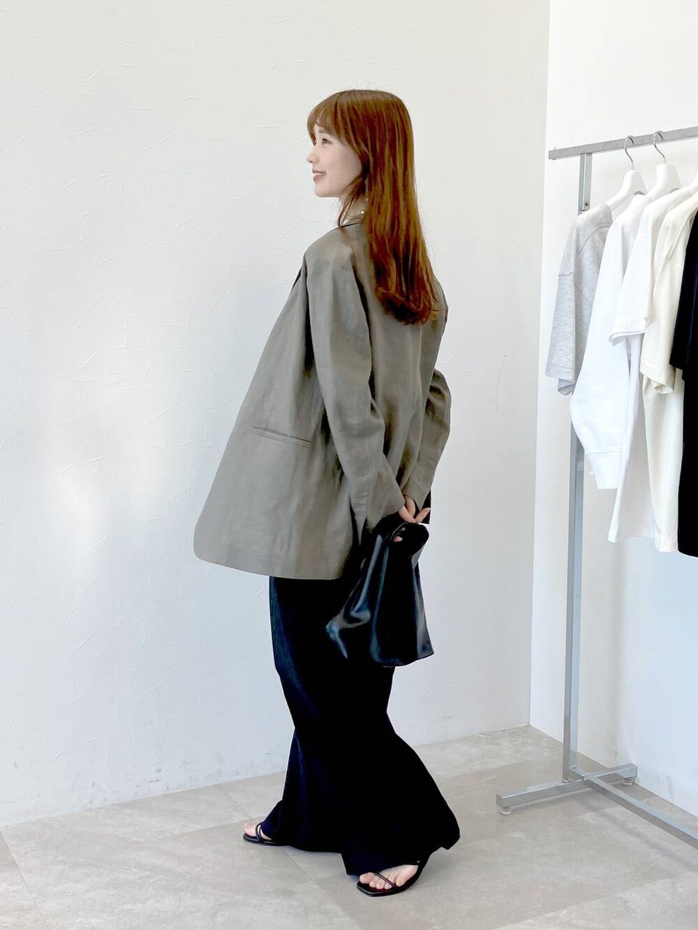 「きれいめ、トラッド、高見え、休日コーデ、骨格ウェーブ、モード、旅行、着痩せ・細見え、シンプルコーデ、STERNBERG、大人カジュアル、ジャケット、ジャケットスタイル、ニット、タンクトップ」｜「STERNBERGのオーバーリネンテーラードジャケット（テーラードジャケット、ブラウン系）」を使った、ぱっち(STERNBERG)さん（レディース・158cm）の春コーディネートの2枚目の写真