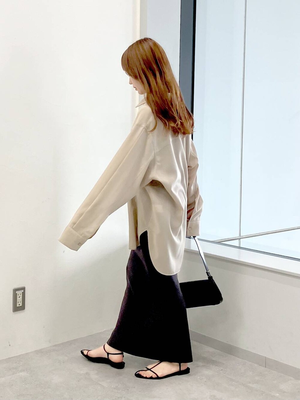 ベージュ系のシャツ/ブラウス、グレー系のスカートを着用したレディースの春コーディネートの2枚目の写真