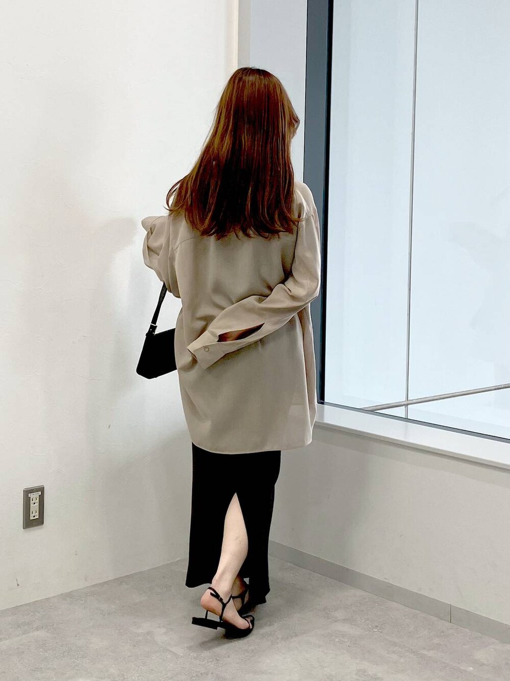 ベージュ系のシャツ/ブラウス、グレー系のスカートを着用したレディースの春コーディネートの3枚目の写真