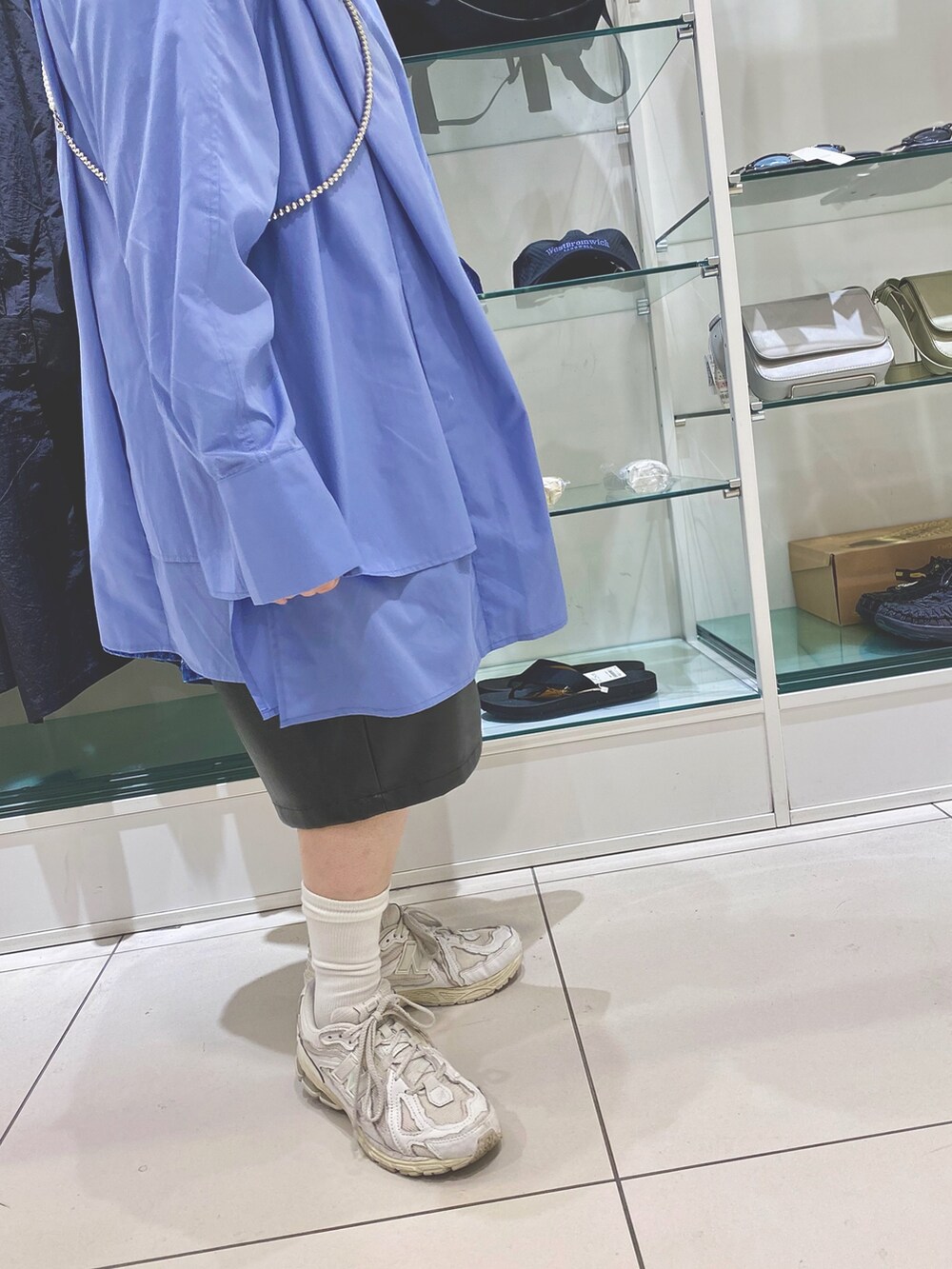 ブルー系のワンピース、ブラック系のその他パンツ、ブラック系のハンチング/ベレー帽を着用したレディースの秋コーディネートの2枚目の写真