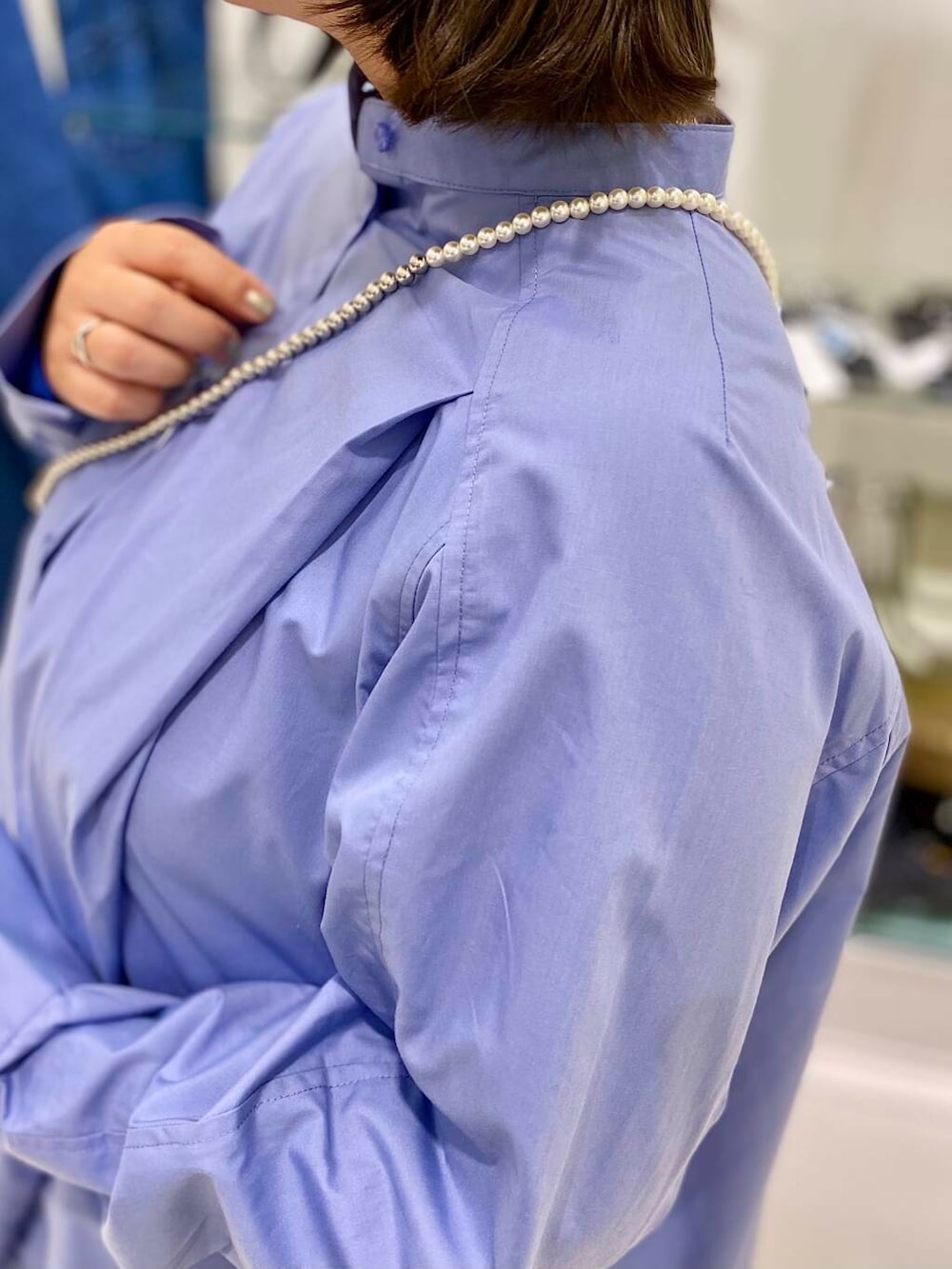 ブラック系のその他パンツ、ブルー系のワンピース、ブラック系のハンチング/ベレー帽を着用したレディースの秋コーディネートの5枚目の写真