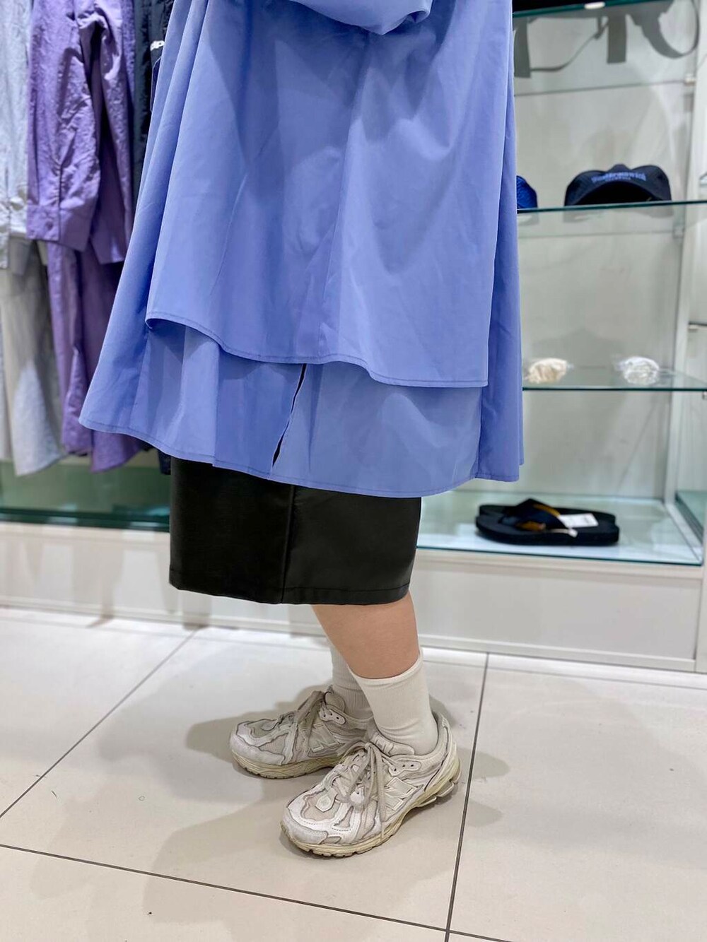 ブラック系のその他パンツ、ブルー系のワンピース、ブラック系のハンチング/ベレー帽を着用したレディースの秋コーディネートの3枚目の写真