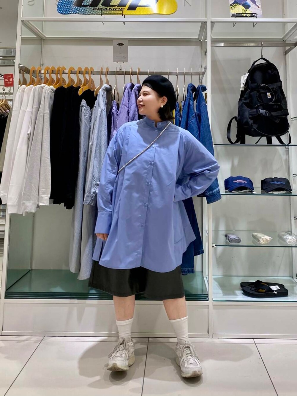 ブラック系のその他パンツ、ブルー系のワンピース、ブラック系のハンチング/ベレー帽を着用したレディースの秋コーディネートの6枚目の写真