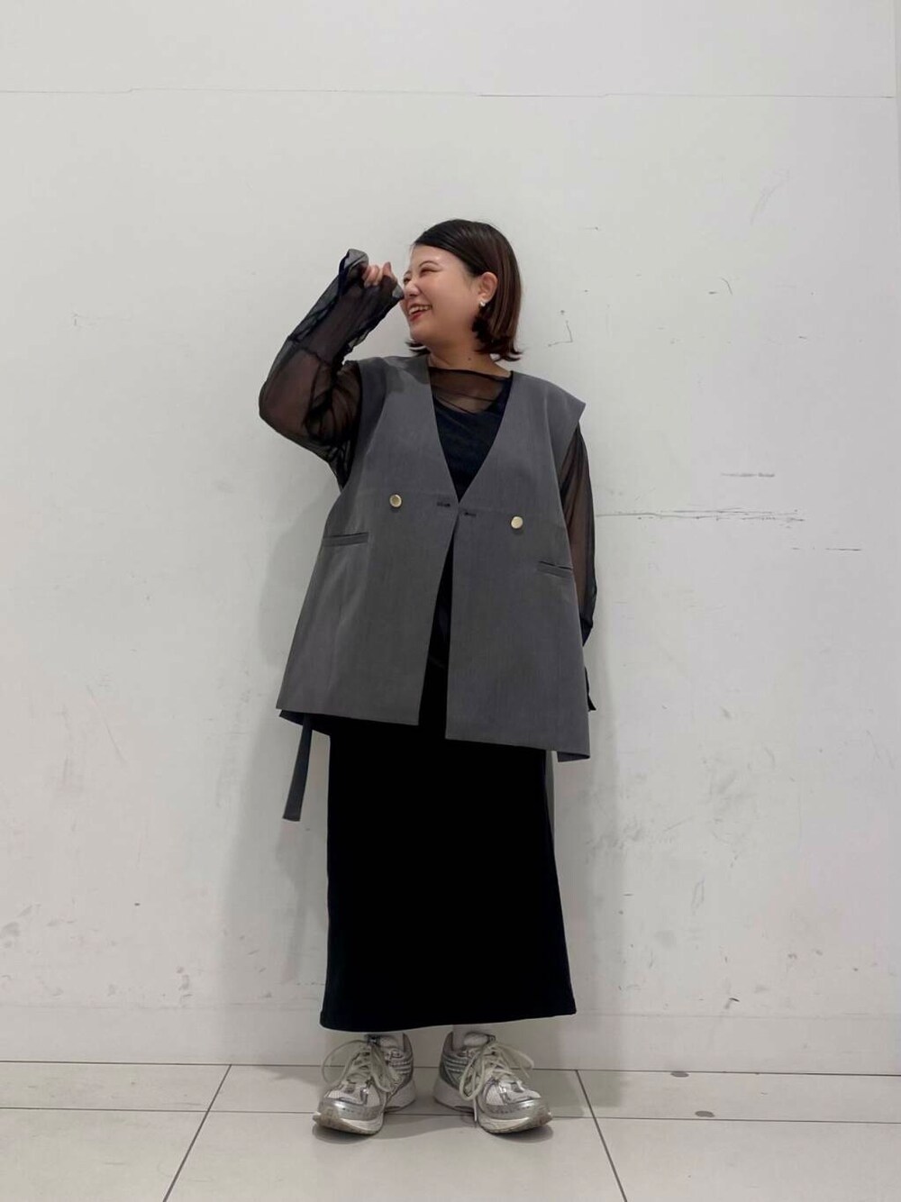 ブラック系のスカート、グレー系のその他アウターを着用したレディースの夏コーディネートの2枚目の写真