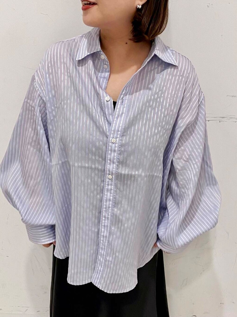 ブラック系のローファー、ブルー系のシャツ/ブラウス、ブラック系のスカートを着用したレディースの夏コーディネートの4枚目の写真