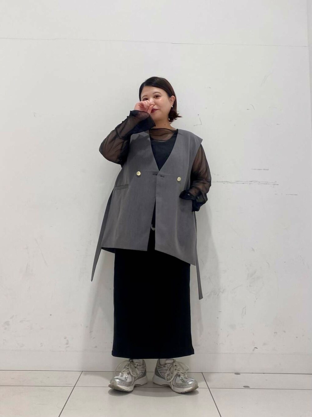 ブラック系のスカート、グレー系のその他アウターを着用したレディースの夏コーディネートの4枚目の写真