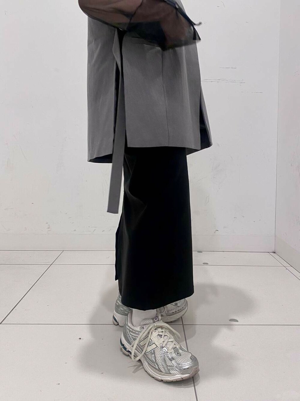 ブラック系のスカート、グレー系のその他アウターを着用したレディースの夏コーディネートの3枚目の写真