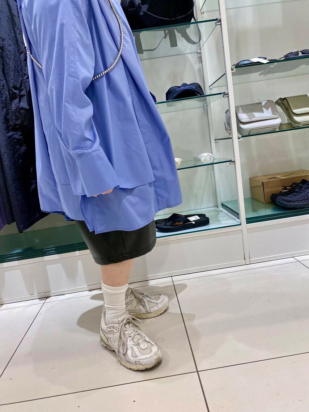 ブラック系のその他パンツ、ブルー系のワンピース、ブラック系のハンチング/ベレー帽を着用したレディースの秋コーディネートの4枚目の写真