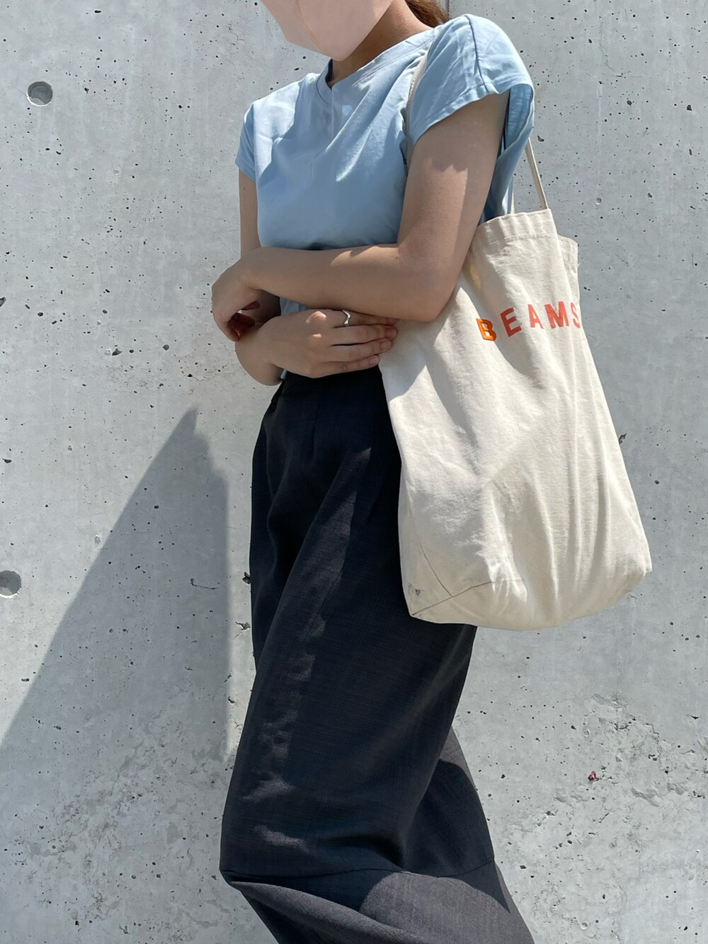 パープル系のスニーカー、ブルー系のTシャツ/カットソー、ブラック系のスカートを着用したレディースの夏コーディネートの2枚目の写真