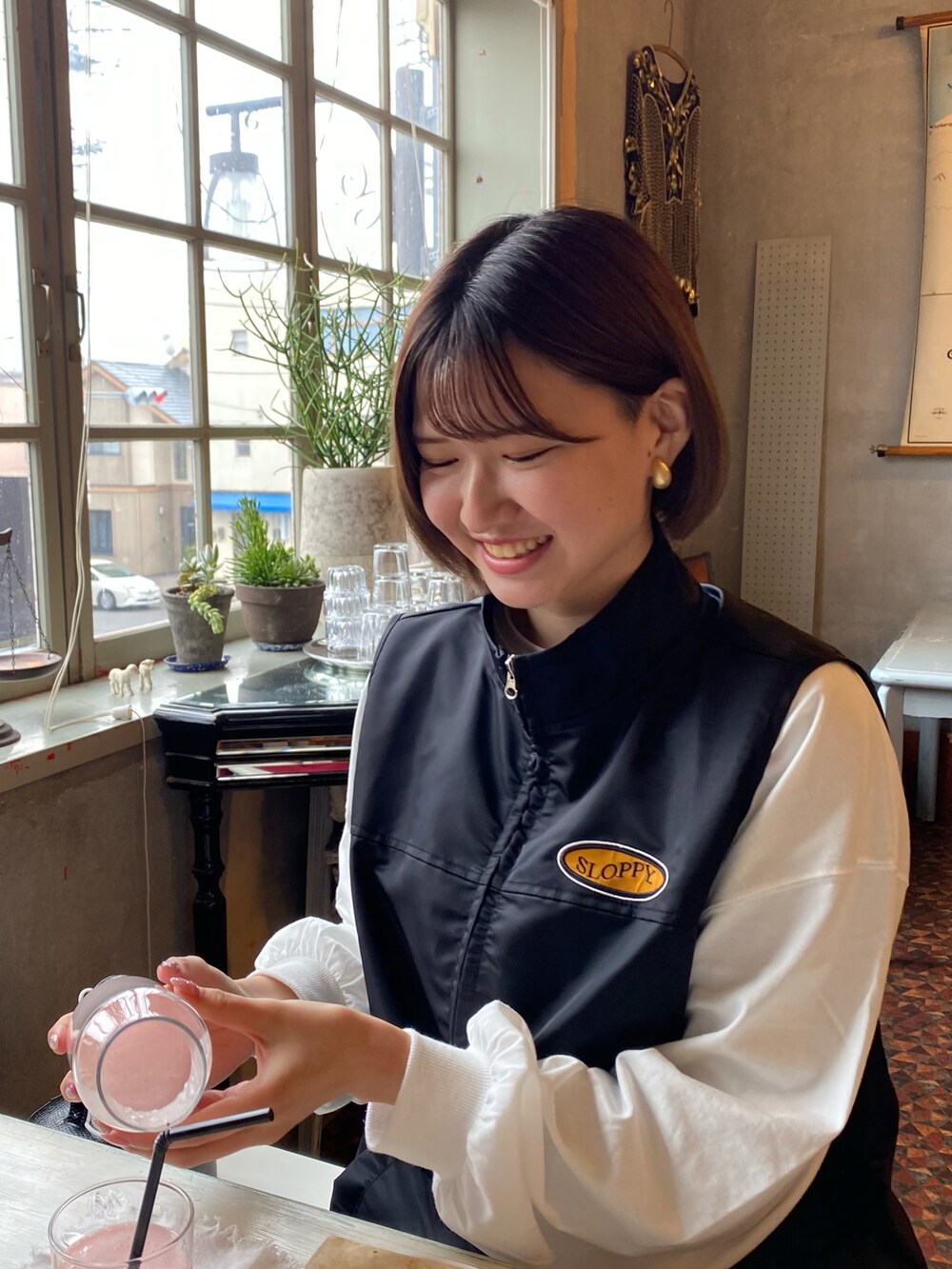 ブラック系のベスト、ホワイト系のTシャツ/カットソーを着用したレディースの春コーディネートの2枚目の写真