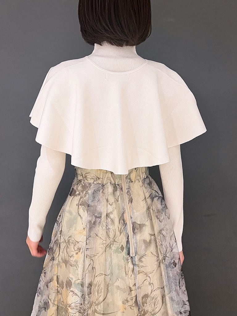 ベージュ系のブーツ、グリーン系のスカート、ホワイト系のニット/セーターを着用したレディースの秋コーディネートの7枚目の写真