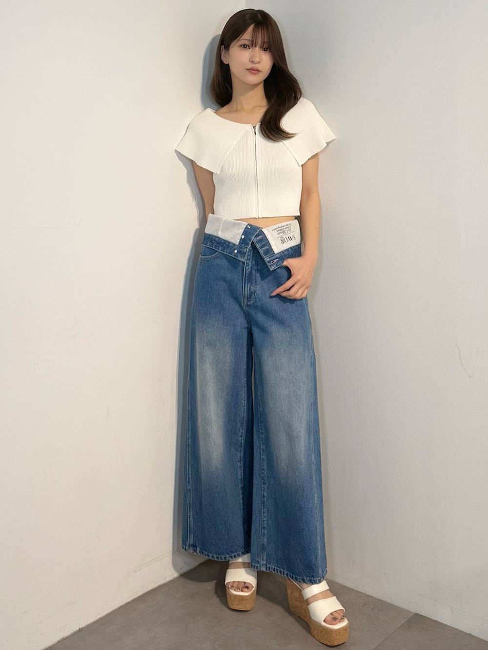 ブルー系のその他パンツ、ホワイト系のサンダル、ホワイト系のニット/セーターを着用したレディースの春コーディネートの8枚目の写真