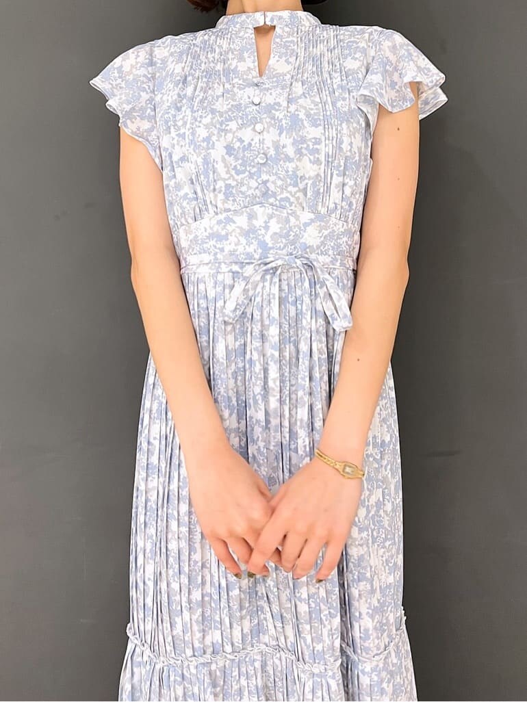 ベージュ系のサンダル、ブルー系のワンピースを着用したレディースの夏コーディネートの3枚目の写真