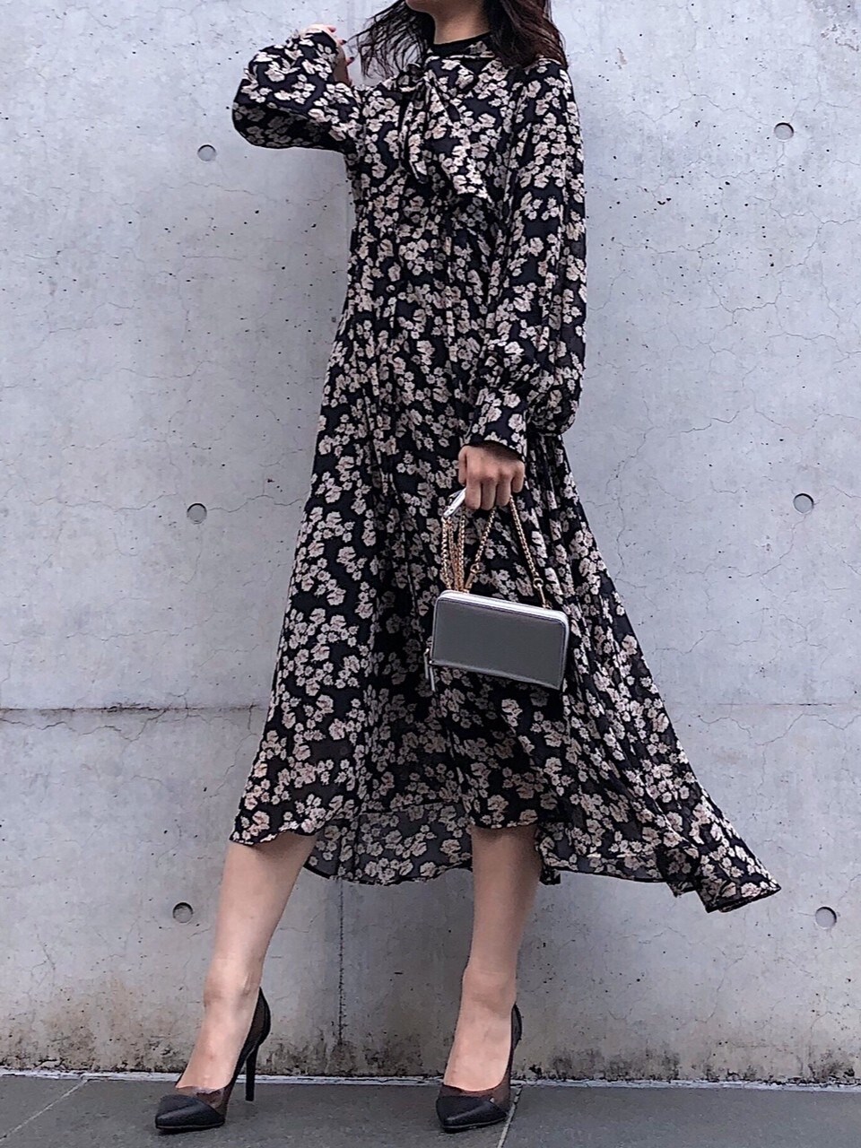 ブラック系のパンプス、ブラウン系のその他アウター、シルバー系のハンドバッグを着用したレディースの秋コーディネートの3枚目の写真