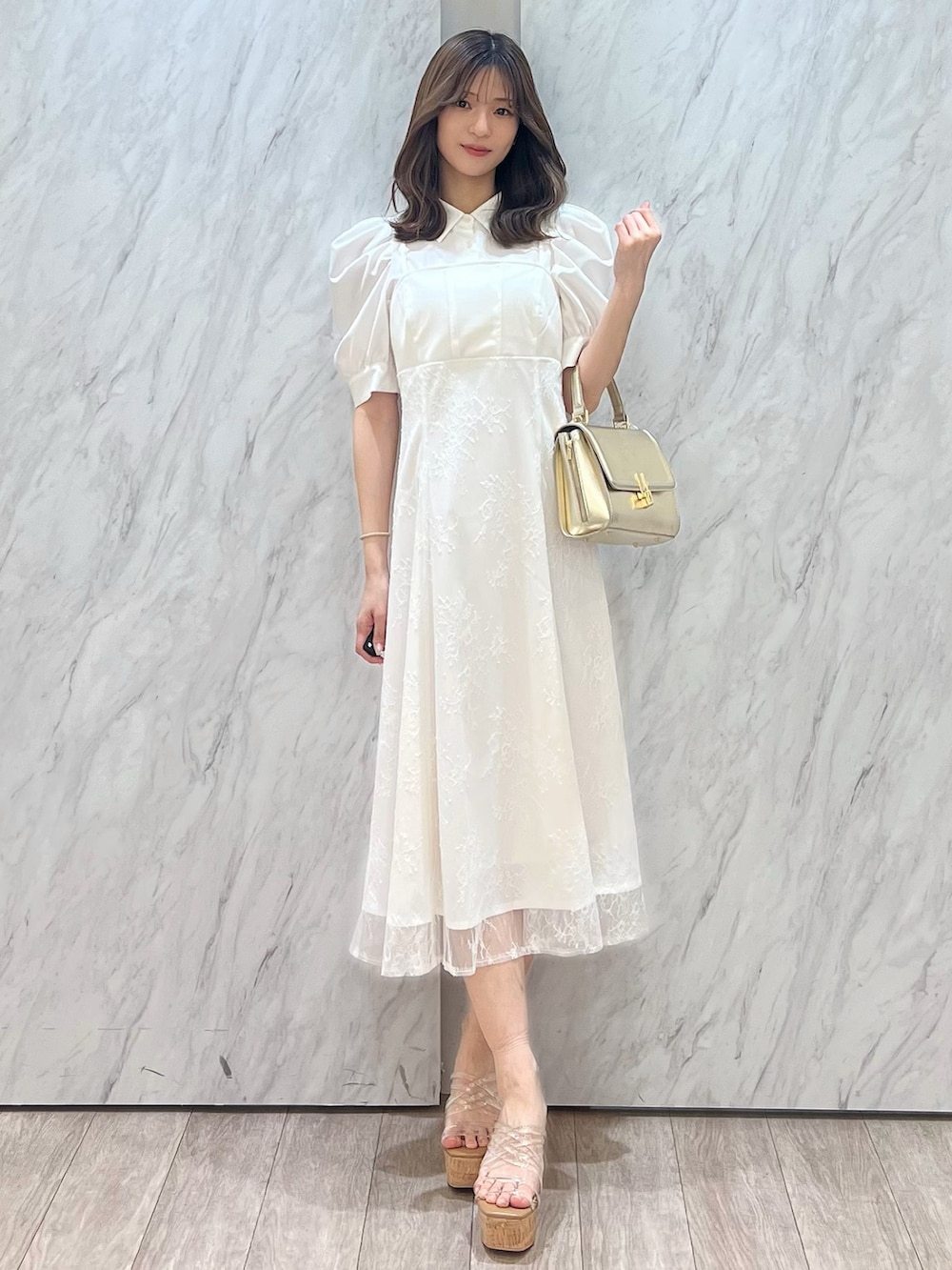 「春コーデ、春めき満開コーデ、ドライブ、女子会、大人可愛い、春服コーデ、大人コーデ、春、春服、お花見コーデ、ホワイト、ホワイトコーデ、ワンピ、ワンピース、ワンピーススタイル」｜「MERCURYDUOのビスチェドッキングパワショルシャツワンピース（ワンピース、ホワイト系）」を使った、mihoさん（骨格ウェーブ・レディース・163cm）の春コーディネートの3枚目の写真
