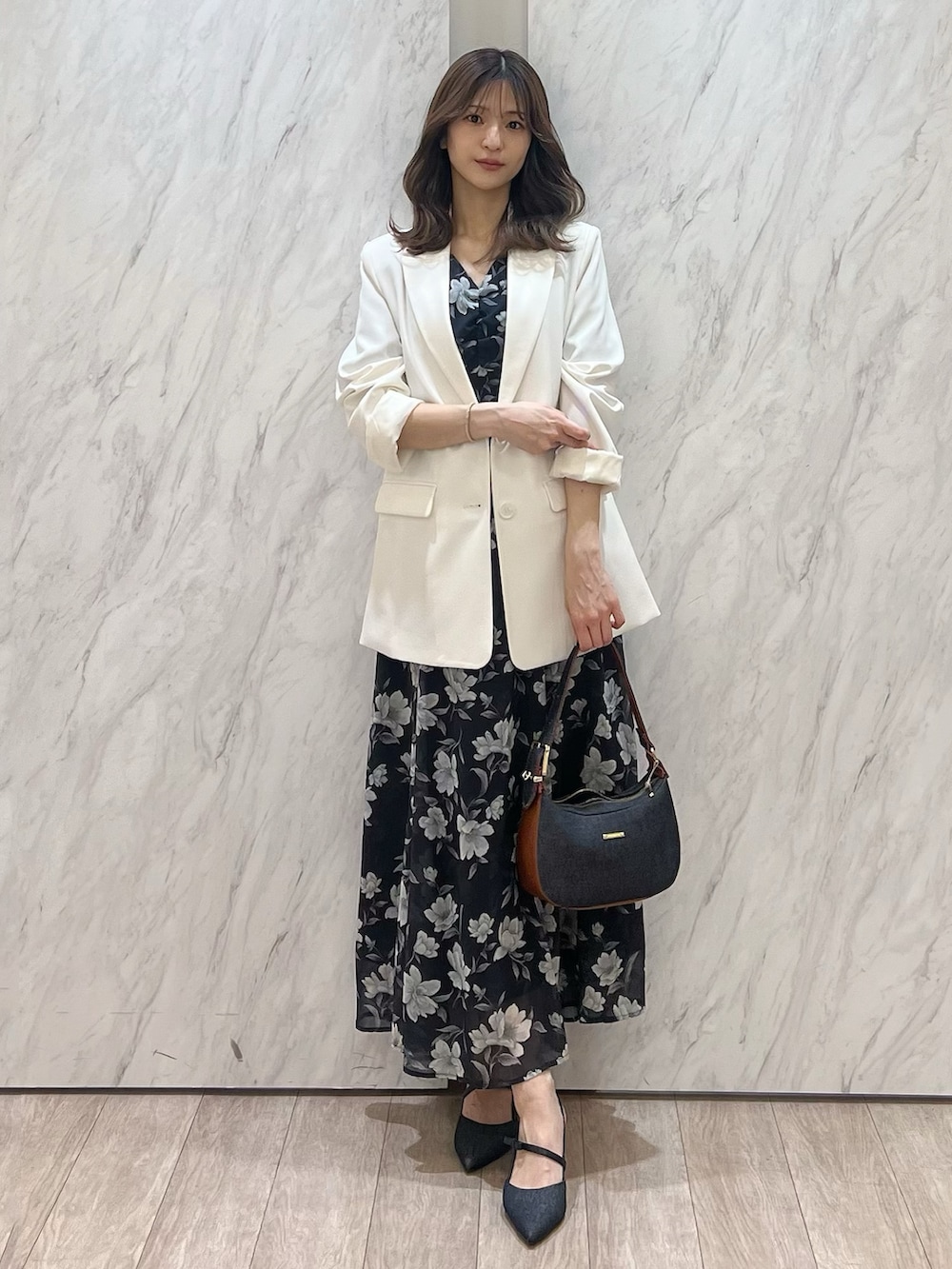 ブルー系のワンピース、ブルー系のパンプス、ブルー系のショルダーバッグを着用したレディースの春コーディネートの7枚目の写真