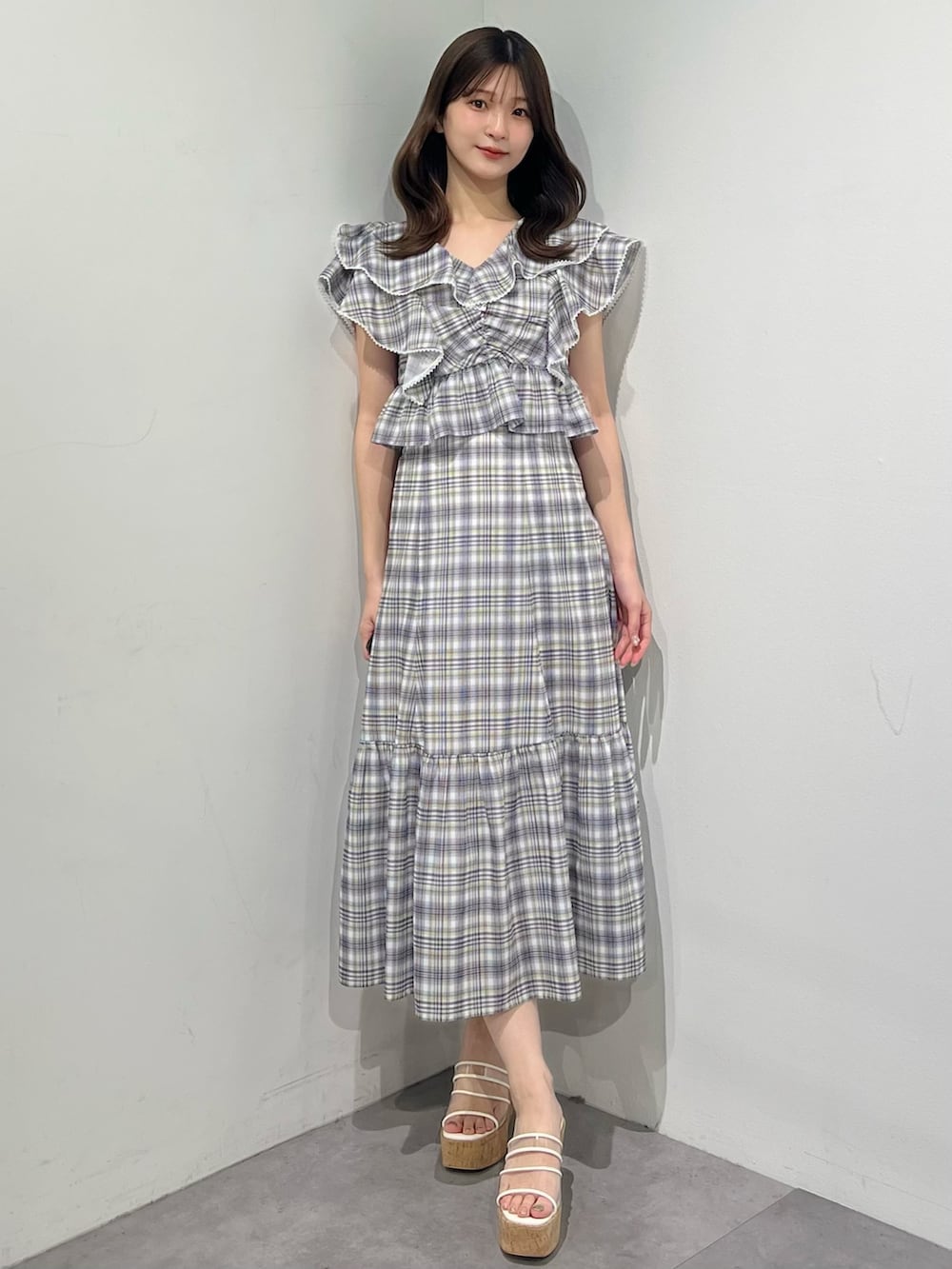 ブルー系のシャツ/ブラウス、ブルー系のスカート、その他のサンダルを着用したレディースの夏コーディネートの7枚目の写真