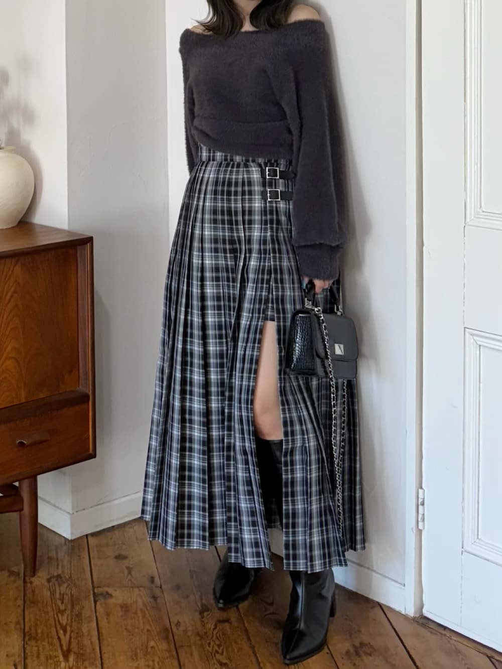 グレー系のニット/セーター、グリーン系のスカート、ブラック系のハンドバッグを着用したレディースの秋コーディネートの8枚目の写真