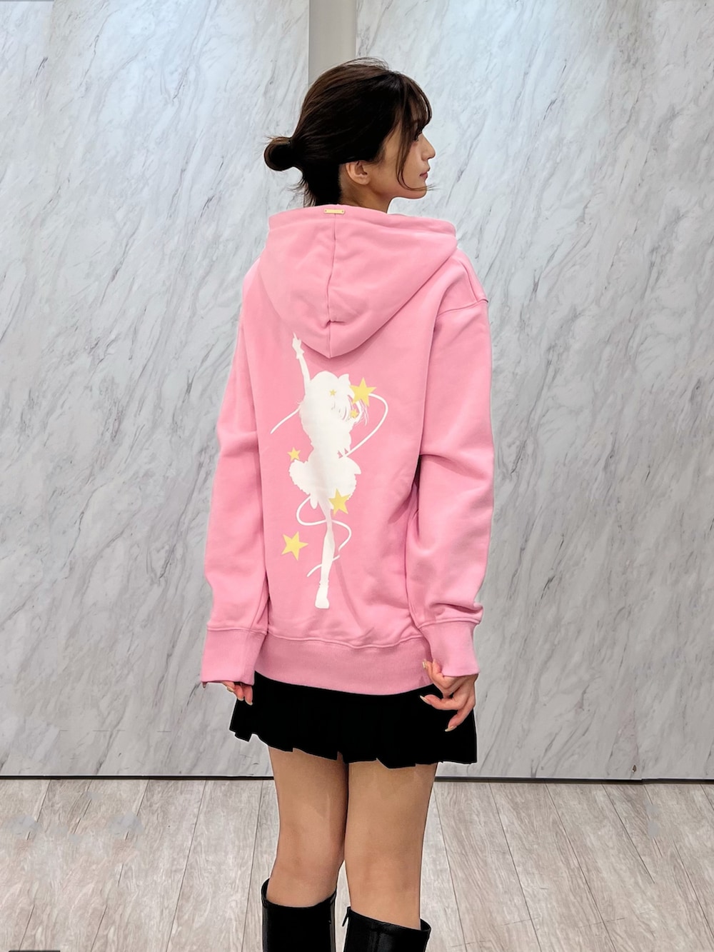 ピンク系のパーカー、ピンク系のトートバッグ、ブラック系のその他パンツを着用したレディースの秋コーディネートの6枚目の写真