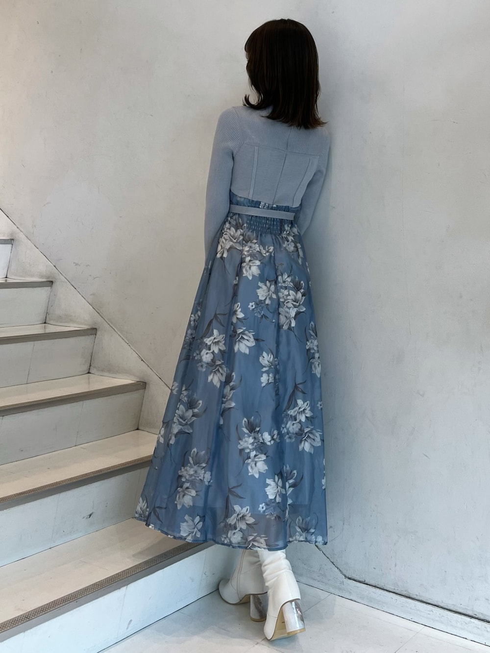 「MERCURYDUO(MERCURYDUO)、マーキュリーデュオ(MERCURYDUO)、骨格ウェーブ、フレアワンピース、ワンピース、花柄ワンピース、着痩せ・細見え、着痩せ、上品、お呼ばれスタイル、ブルー、水色、オフィスカジュアル、ドライブ、大人ガーリー」｜「MERCURYDUOのフラワードッキングコルセットワンピース（ワンピース、ブルー系）」を使った、mihoさん（レディース・163cm）の秋コーディネートの2枚目の写真